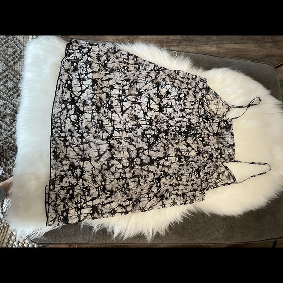 Black and grey patterned chiffon tank top - Picture 3 of 3